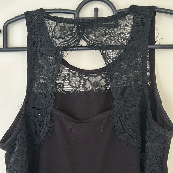Keyhole lace back tank top - Picture 1 of 3